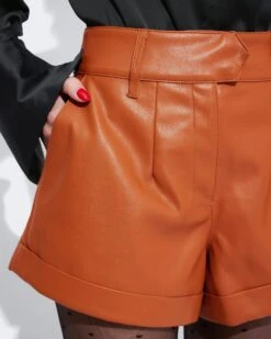 Darja Shorts I Imitert Skinn -Bikbok Webbutik 7345517 864 d1 m mh 173 ms s ps darja bikbok 2