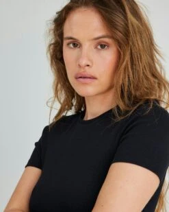 Alba Ribbestrikket T-skjorte -Bikbok Webbutik 7348595 990 d1 m mh 179 ms s ts alba bikbok 2197 2