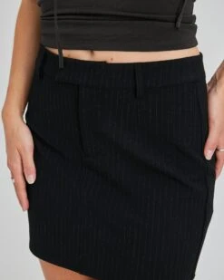 Biggie Skjørt Pinstripe -Bikbok Webbutik 7355188 002 d1 m mh 179 ms s dws biggie bikbok 2 3